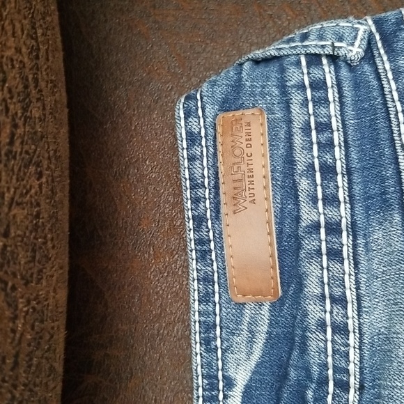 #V - Wallflower Authentic Denim Sz 7 Bootcut Mid Washed Jeans - Picture 2 of 13